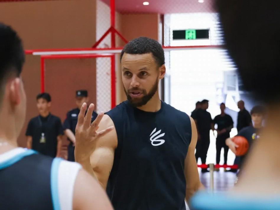 皇冠-库里为重庆偏远学校赠送篮球装备，并联合姚基金启动公益计划