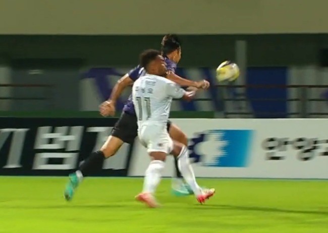 因疑似肘击对手被直红罚下，K联赛官方今日宣布取消权敬原红牌