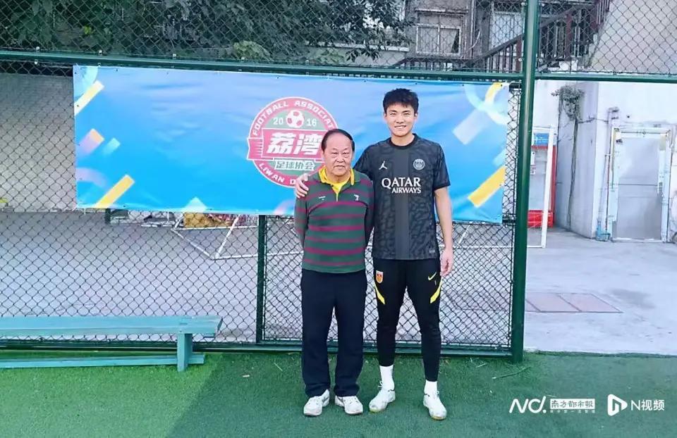 皇冠-李昊启蒙教练：他小时候本不爱守门，但我认为他天赋异禀遂哄他试试